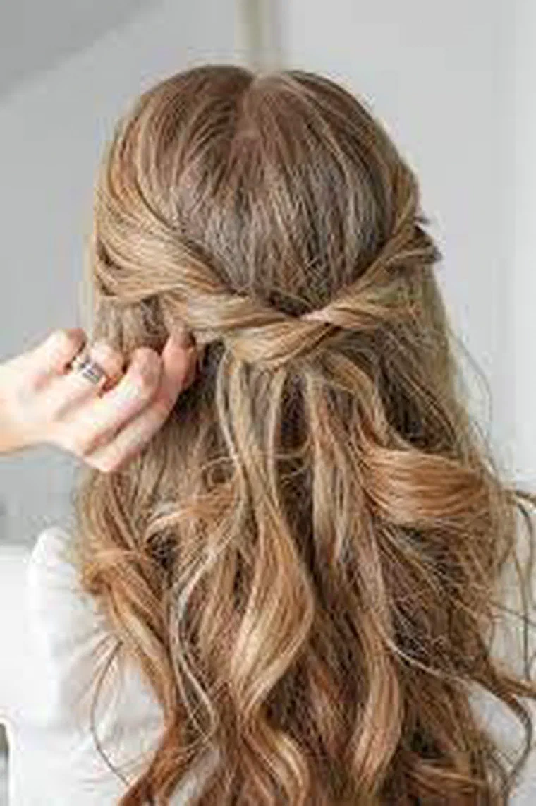 Kiểu half-up twists: hai lọn tóc phía trước được xoắn ra sau rồi ghim lại