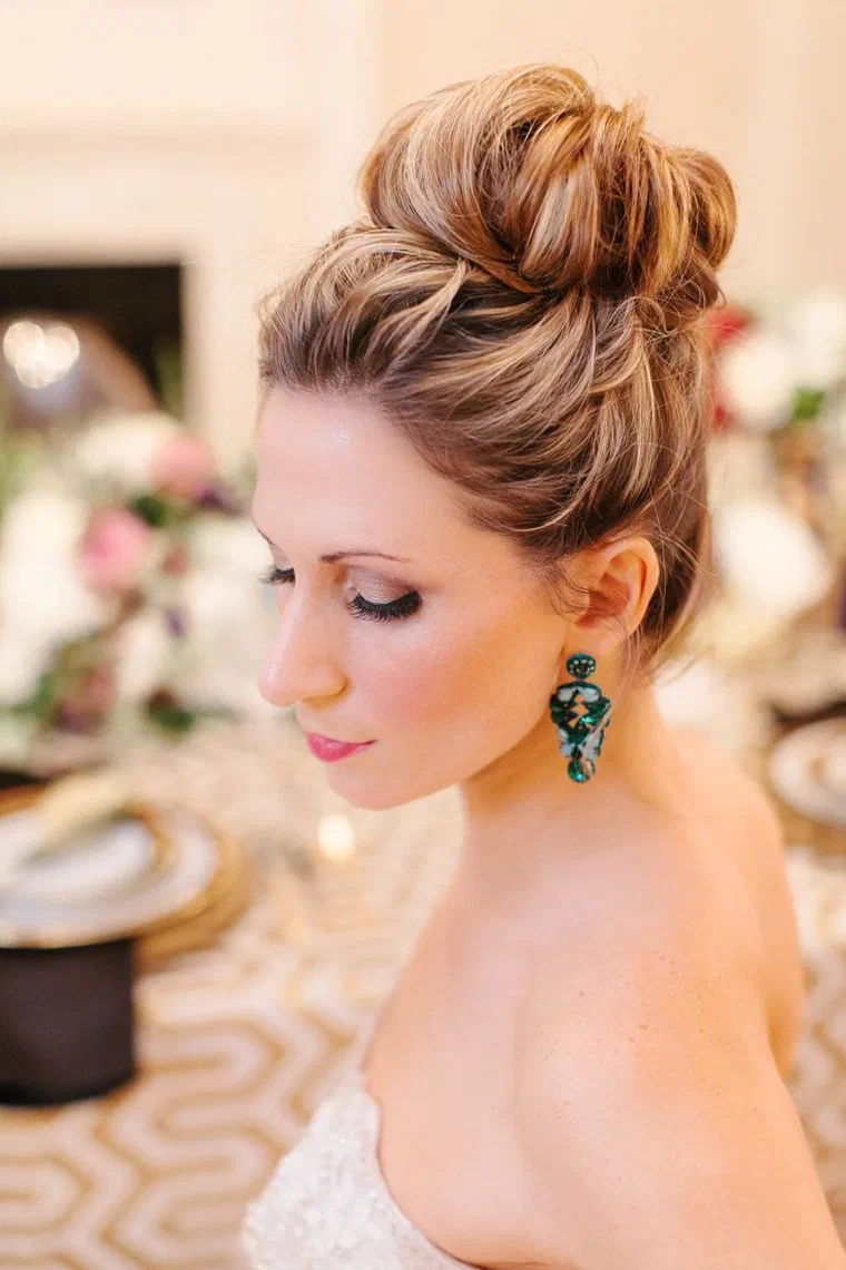 Búi tóc ballerina lớn buộc lỏng trên đỉnh đầu, vài sợi tóc lòa xòa sau gáy