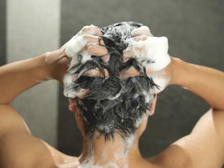Massage da đầu bằng đầu ngón tay khi gội lần 2