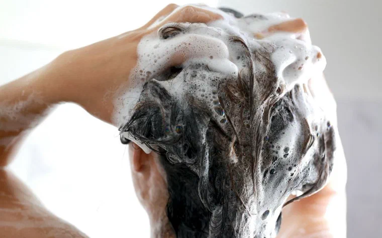 Gội đầu với lớp bọt dầu gội phủ kín tóc và da đầu