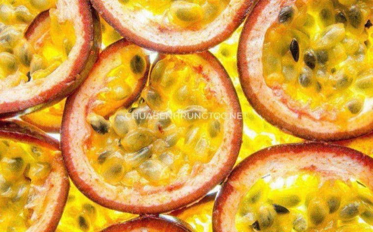 Chanh leo tím bổ đôi lộ phần ruột vàng giàu vitamin C và polyphenol chống oxy hóa