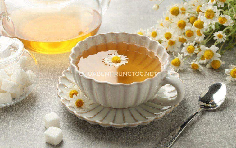 Trà hoa cúc La Mã hãm trong ấm thủy tinh cho nước vàng óng thơm dịu