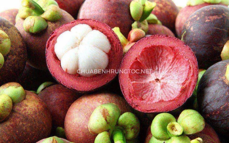 Măng cụt bổ đôi để lộ các múi thịt trắng mọng nước, phần dưỡng chất tốt cho tóc và da đầu