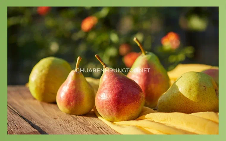 Quả lê tươi bổ đôi bên cạnh thước đo thành phần dinh dưỡng