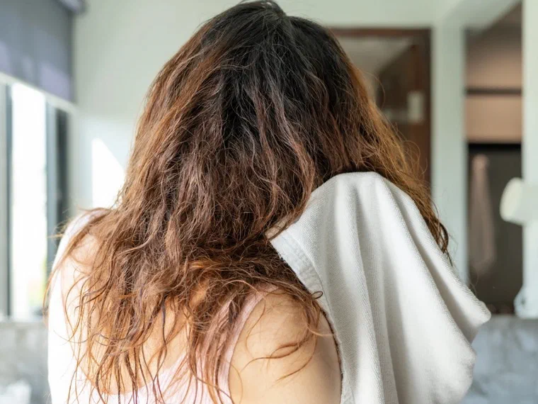 Thấm nước cho tóc rễ tre bằng khăn mềm thay vì chà xát mạnh