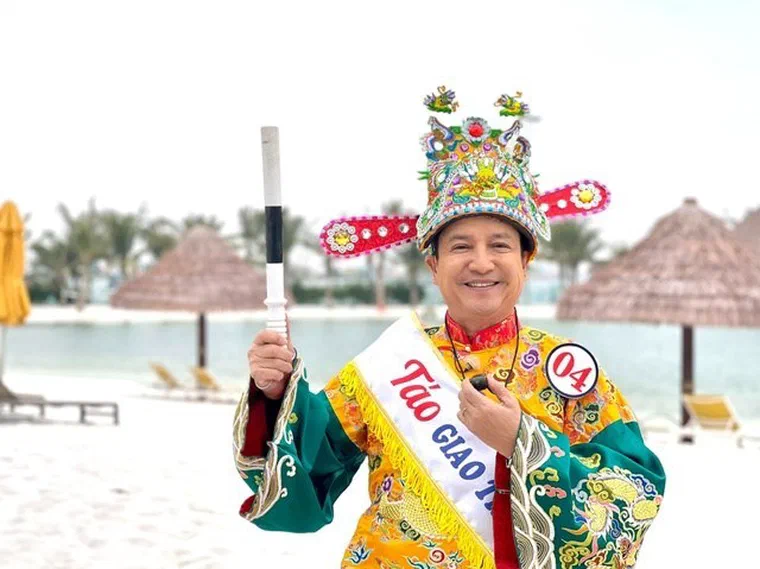 Chí Trung trong vai Táo Giao thông, áo bào vàng xanh, đội mũ miện nhiều tầng có cánh đỏ, đeo dải băng ghi Táo Giao thông và số báo danh 04, tay cầm gậy giao thông