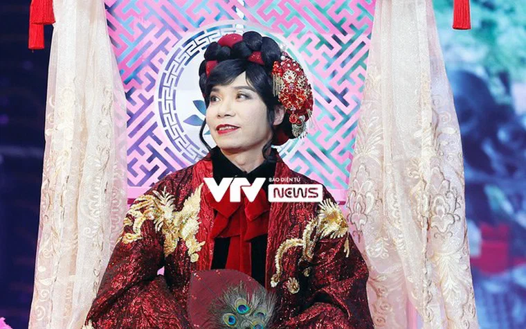 Công Lý trong vai Bắc Đẩu, áo đỏ thêu kim tuyến, cầm quạt lông công, tóc giả đen búi cao nhiều lọn tròn, cài trâm hoa đỏ một bên