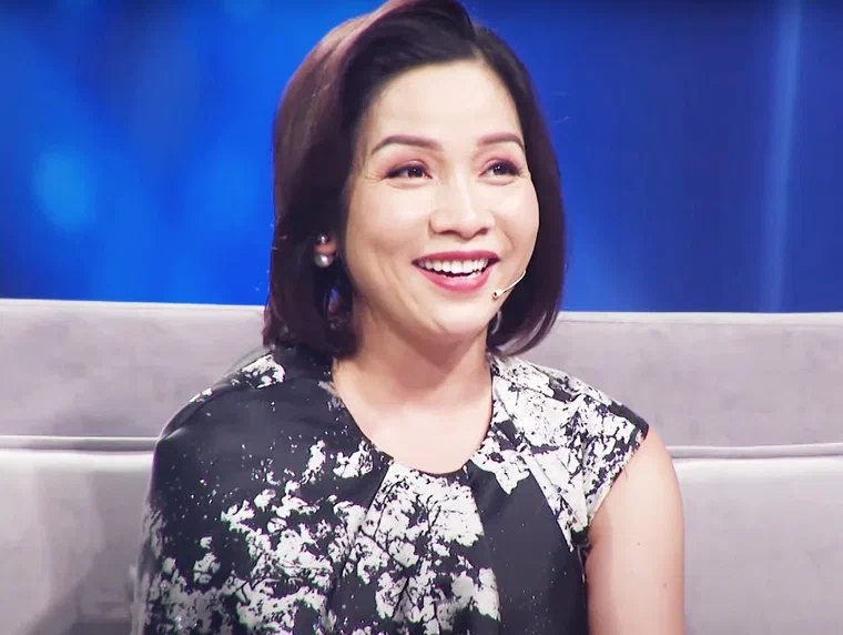 Mỹ Linh tóc bob ngang cằm nâu ánh đỏ, rẽ ngôi lệch sâu, đuôi cụp ôm má