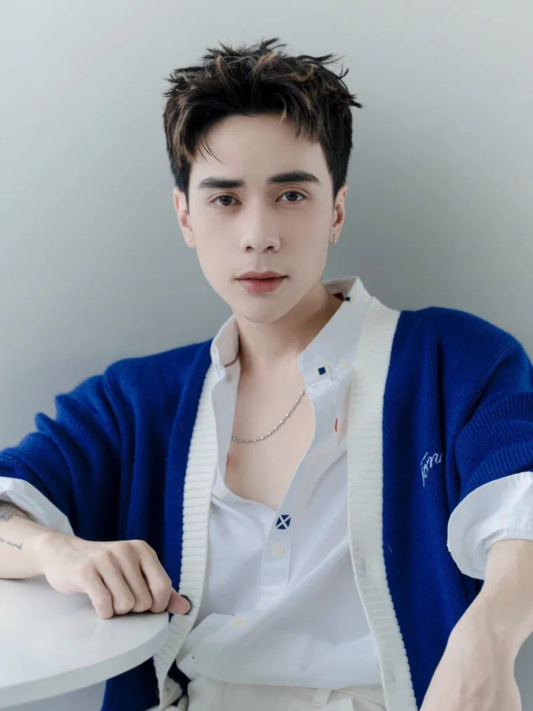 Quang Hùng MasterD trong ảnh chân dung, tóc đen với mái vuốt lệch để hở một phần trán